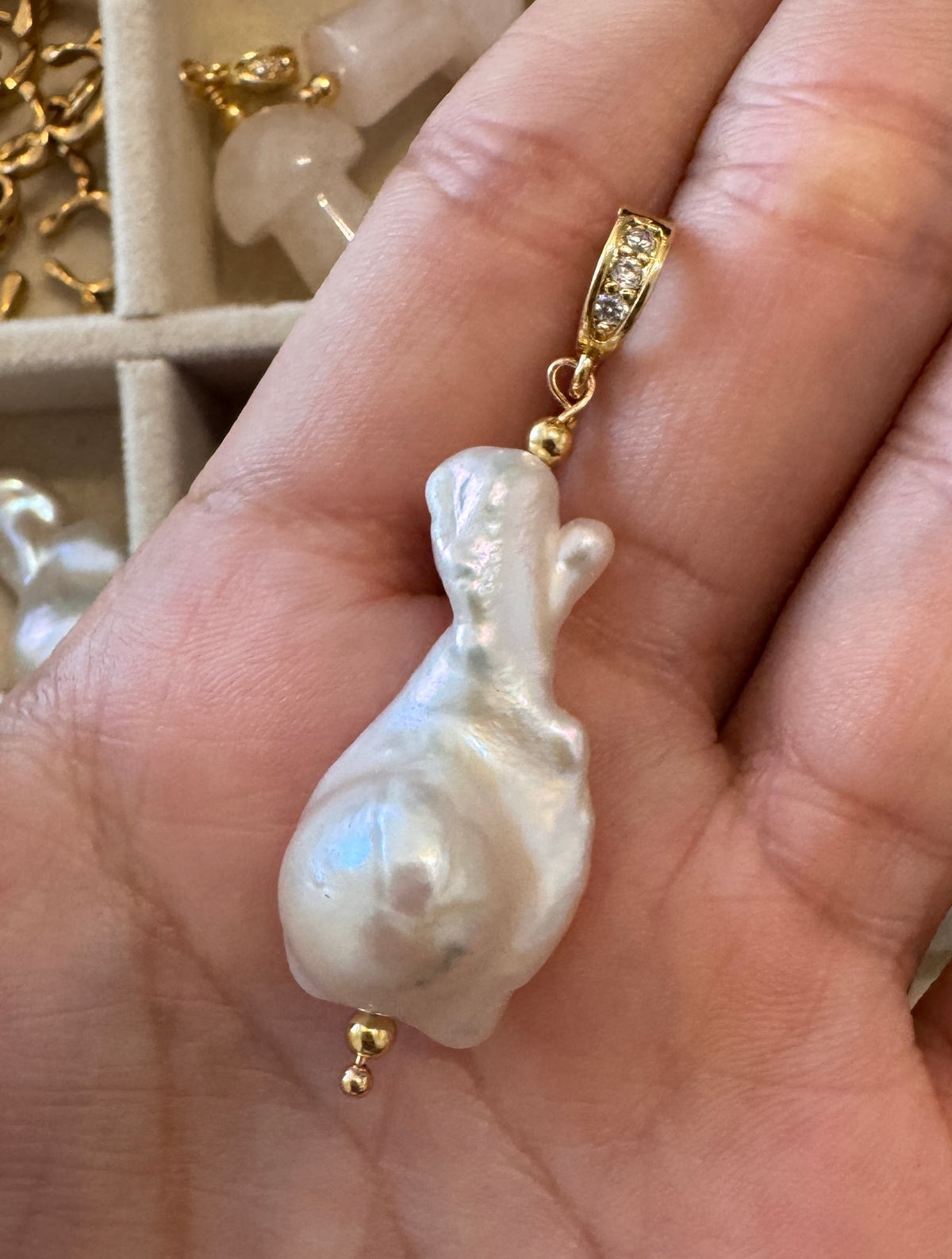 Afrodita Pearl Charm